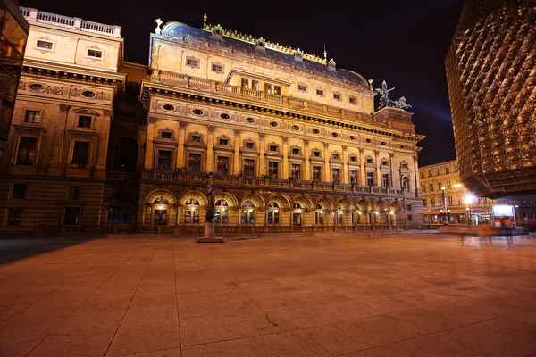 Prag Ulusal Tiyatro gece görünümü — Stok fotoğraf
