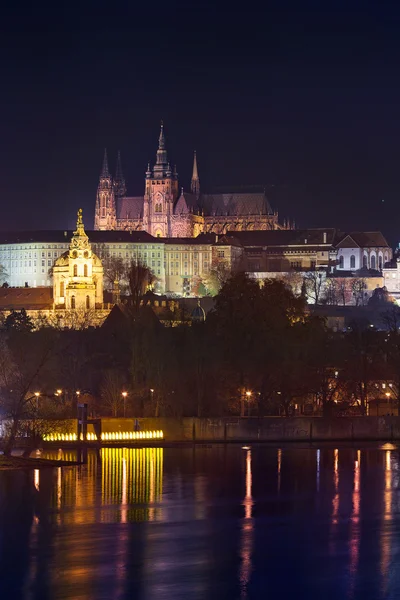 布拉格城堡美丽的夜景 — 图库照片