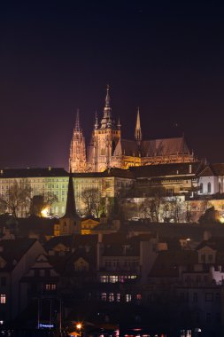 Prag Kalesi 'nin güzel gece manzarası