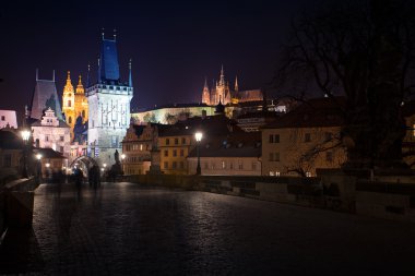 Prag'daki charles Köprüsü'nün güzel gece görünümü