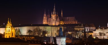 Prag Kalesi 'nin güzel gece manzarası