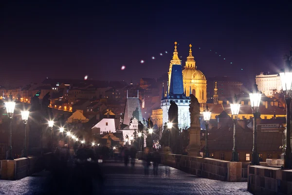 Prachtige nacht uitzicht op de Karelsbrug in Praag — Stockfoto