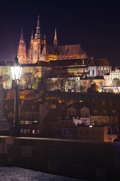 Hermosa vista nocturna del Castillo de Praga — Foto de Stock