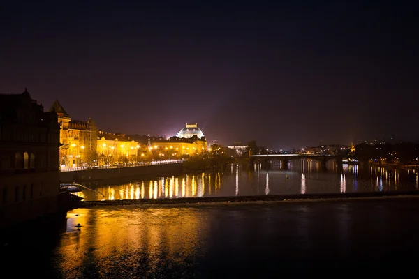 Vista nocturna del Teatro Nacional de Praga — Foto de Stock