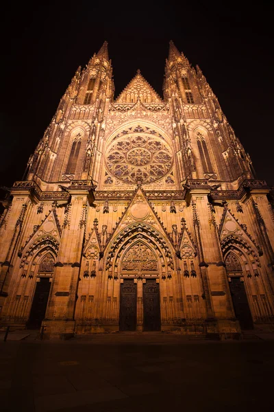 Prachtige nacht uitzicht op st. Vituskathedraal in Praag — Stockfoto