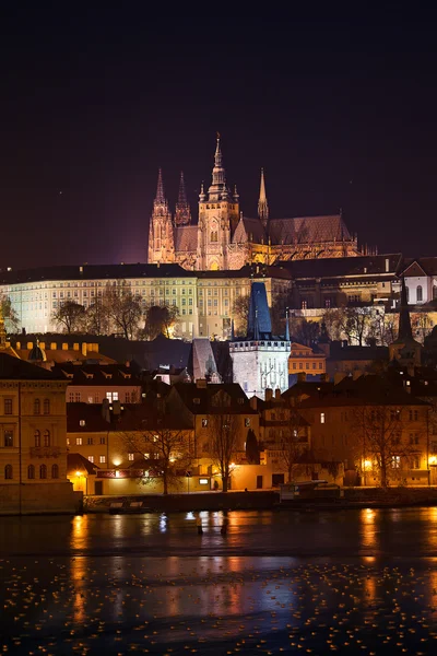 Hermosa vista nocturna del Castillo de Praga —  Fotos de Stock
