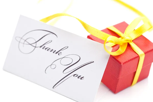 Caixa de presente vermelho e cartão de agradecimento isolado no branco — Fotografia de Stock