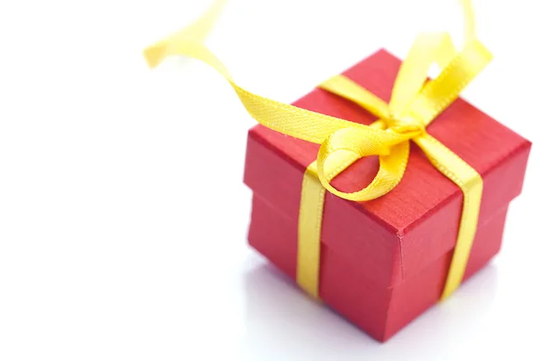 Caja de regalo roja aislada en blanco — Foto de Stock