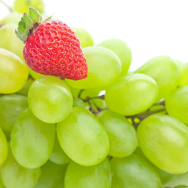 一堆的白葡萄和草莓 — 图库照片