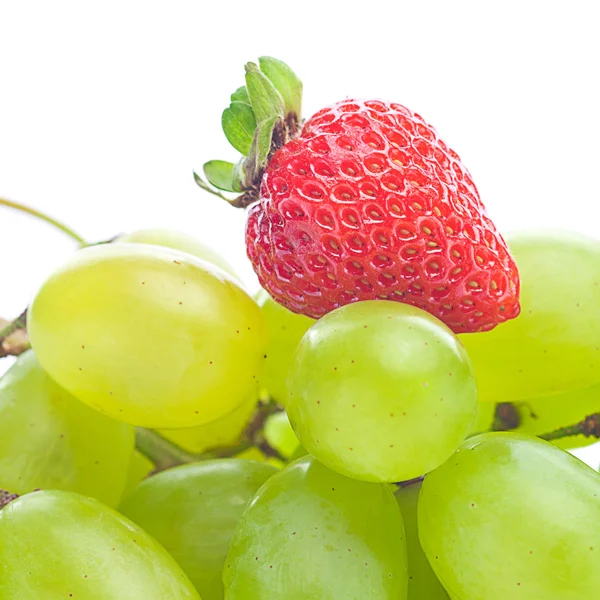 Racimo de uvas blancas y fresas —  Fotos de Stock