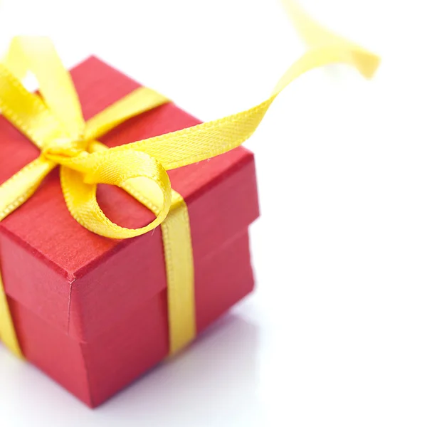 Rode geschenkdoos geïsoleerd op wit — Stockfoto