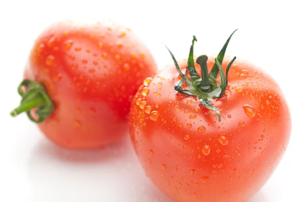 Tomate mit Wassertropfen isoliert auf weiß — Stockfoto