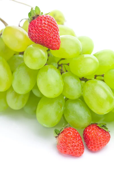 Racimo de uvas blancas y fresas aisladas sobre blanco — Foto de Stock