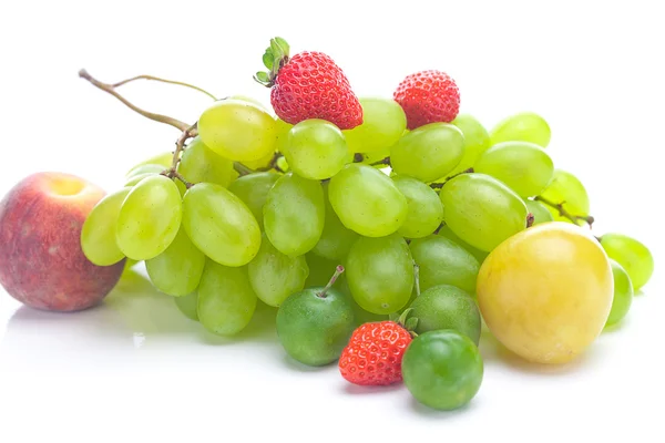 Racimo de uvas blancas, melocotón y ciruela amarilla aislados en blanco —  Fotos de Stock