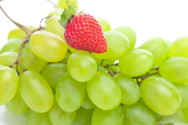 Bunch of white grapes and strawberries isolated on white — Stock Photo, Image
