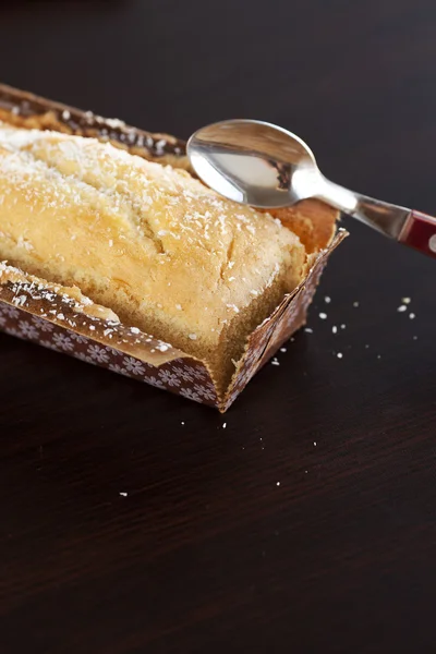 Torta di cocco e cucchiaio sul tavolo di legno — Foto Stock