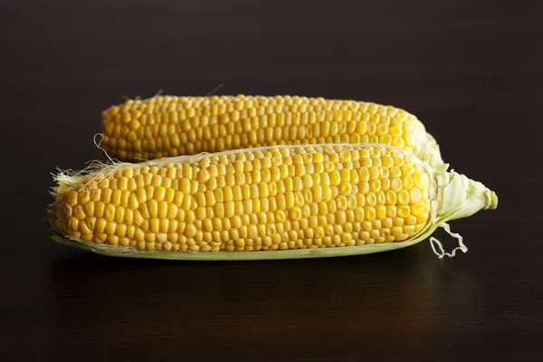 Corn lying on a wooden table — Stock Photo, Image
