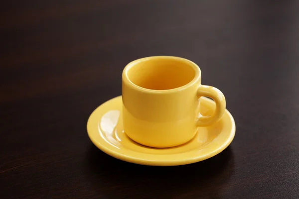 Csésze aljjal, egy fából készült asztal — Stock Fotó