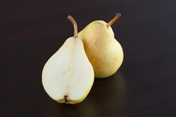Päron liggande på ett träbord — Stockfoto