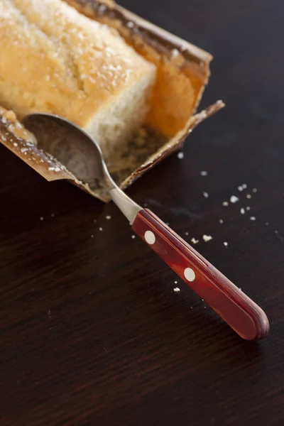 Pastel de coco y cuchara en la mesa de madera —  Fotos de Stock