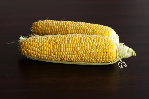 Corn lying on a wooden table — Stock Photo, Image