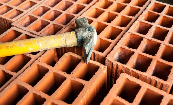 Mattone cavo con martello — Foto Stock