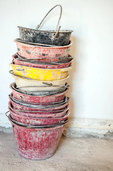 Zdivo kbelíky — Stock fotografie