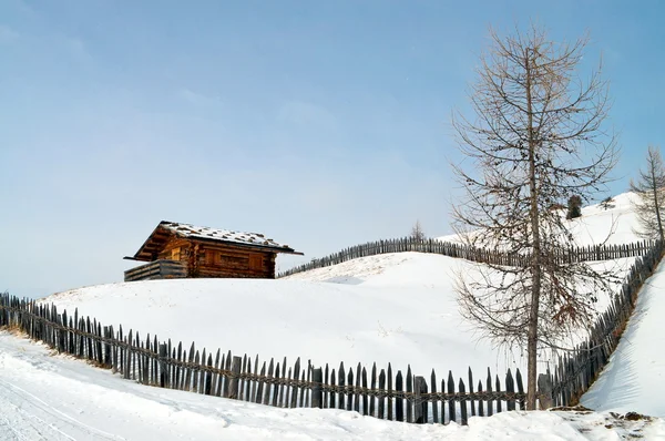 Altes Winterhaus mit Zaun — Stockfoto