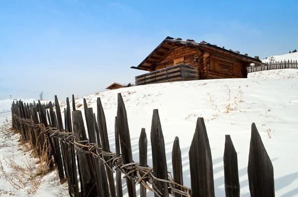 Staré zimní domek s plotem — Stock fotografie