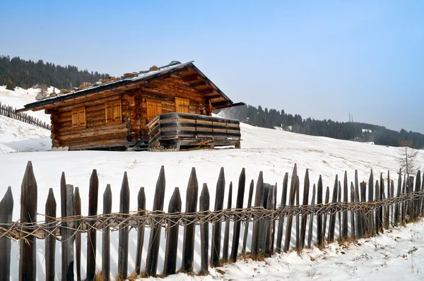 Antigua casa de campo de invierno con cerca —  Fotos de Stock