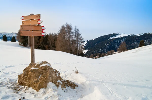 Wanderzeichen im Winter — Stockfoto