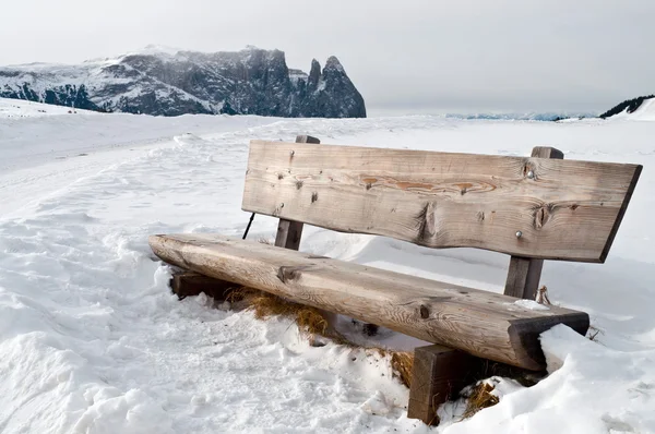 Изолированная скамейка на снегу — стоковое фото