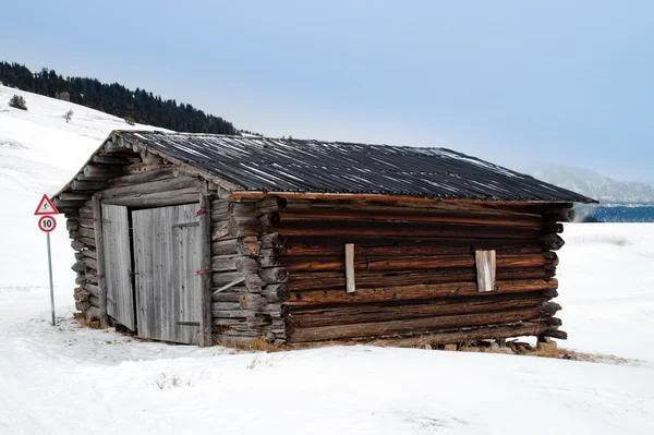 Alone winter cottage — Stock Photo, Image