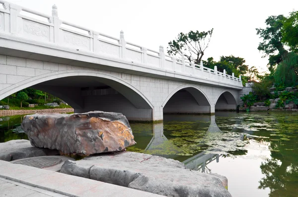 Ponte cinese bianco — Foto Stock