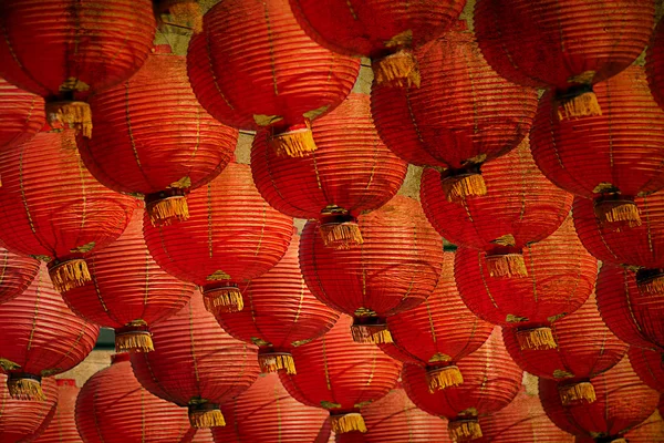 Lanterna vermelha chinesa com templo — Fotografia de Stock
