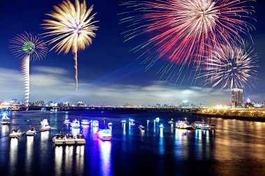 fireworks kadar altlarında, Nehri üzerinde bir tekne ile gökyüzüne ile ateş bir