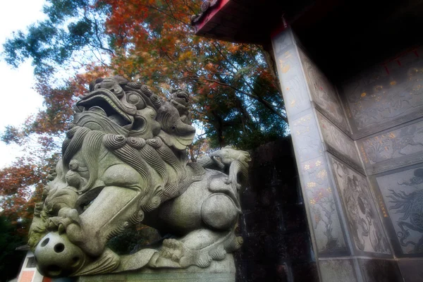 伝統的な中国の石造りのライオン — ストック写真