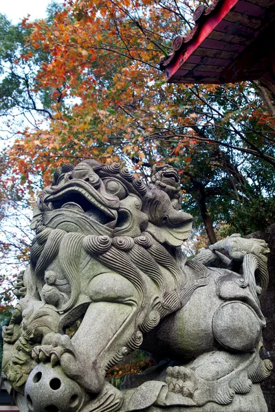Традиционный китайский каменный лев — стоковое фото