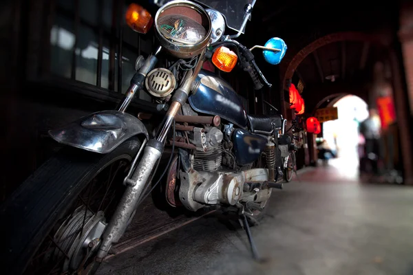 Clássico velho moto estacionado no campo — Fotografia de Stock