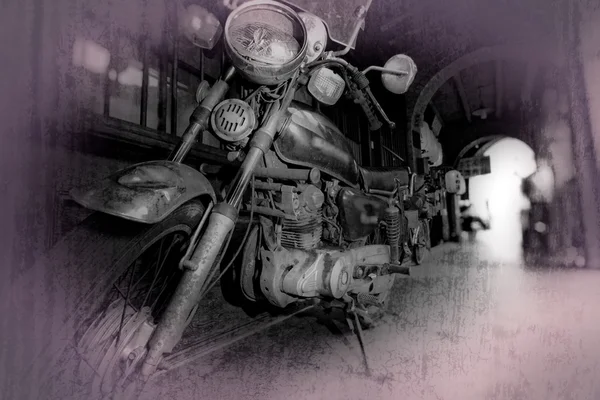 Clásica motocicleta vieja en estacionado en el campo —  Fotos de Stock