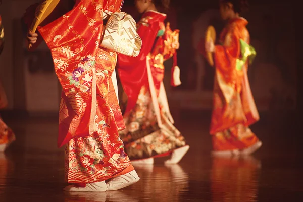 Japán lány táncol a hagyományos ruházat — Stock Fotó
