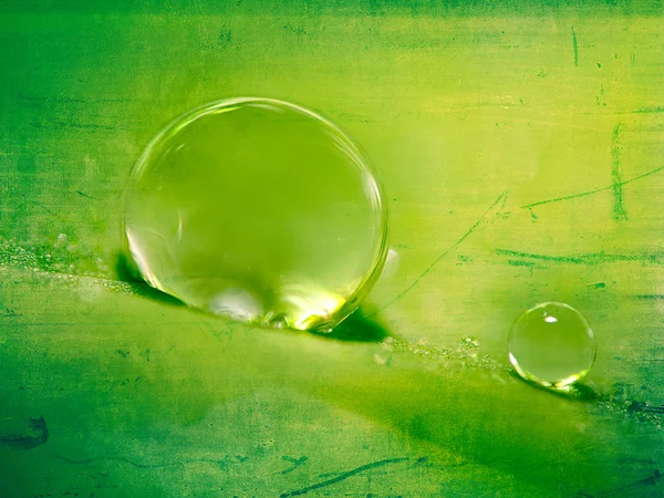 Капли воды на зеленой траве — стоковое фото