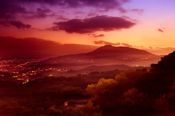 Guanyin Mountain Sunrise, uusi Taipei, Taiwan — kuvapankkivalokuva
