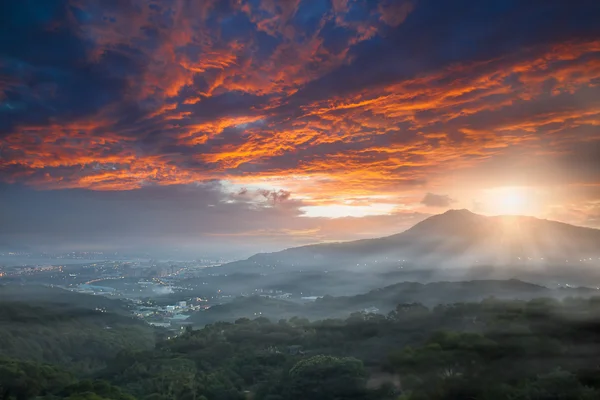 Guanyin berg zonsopgang, de nieuwe taipei, taiwan — Stockfoto