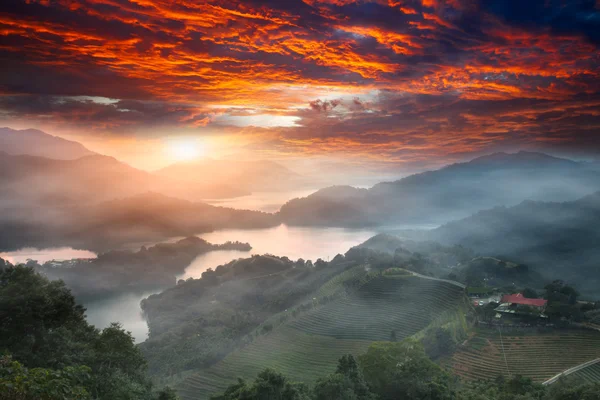 Západ slunce z jezera pás, nový Tchaj-pej, Tchaj-wan — Stock fotografie