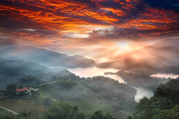 Zachód słońca nad jeziorem talii, Nowe Tajpej, Tajwan — Zdjęcie stockowe