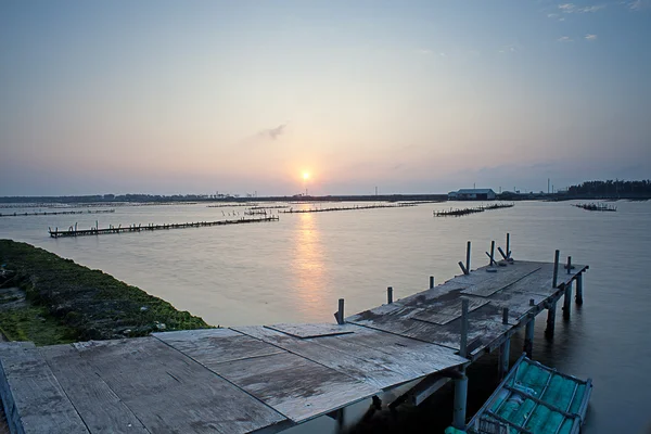Hermosa puesta de sol en Taiwán en una granja de ostras en Tainan — Foto de Stock