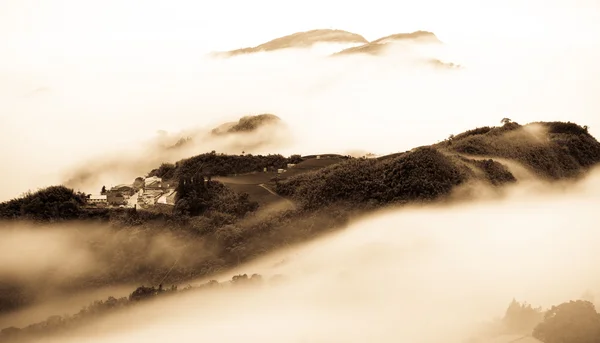 Стиль зображення гори, хмара і — стокове фото
