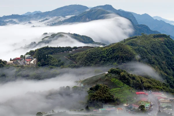 Montagne, nuages et brouillard le matin — Photo