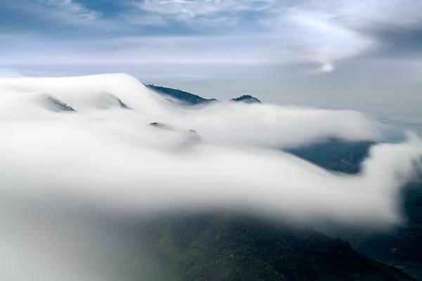 山、雲、朝の霧 — ストック写真